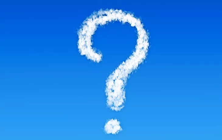 Fragezeichenwolken geformt auf blauen Himmel