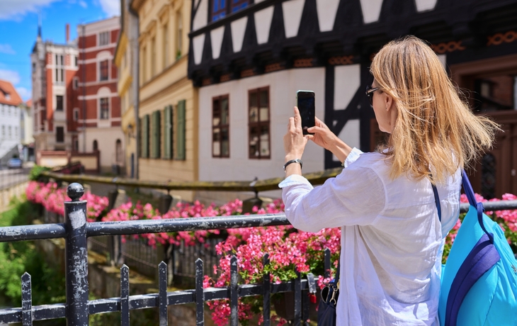 Touristin fotografiert in Quedlinburg historische Gebäude