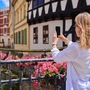 Touristin fotografiert in Quedlinburg historische Gebäude