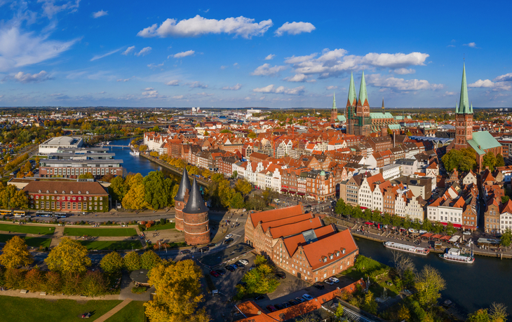 Blick auf die Salzspeicher und das Holstentor in Lübeck