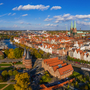 Blick auf die Salzspeicher und das Holstentor in Lübeck