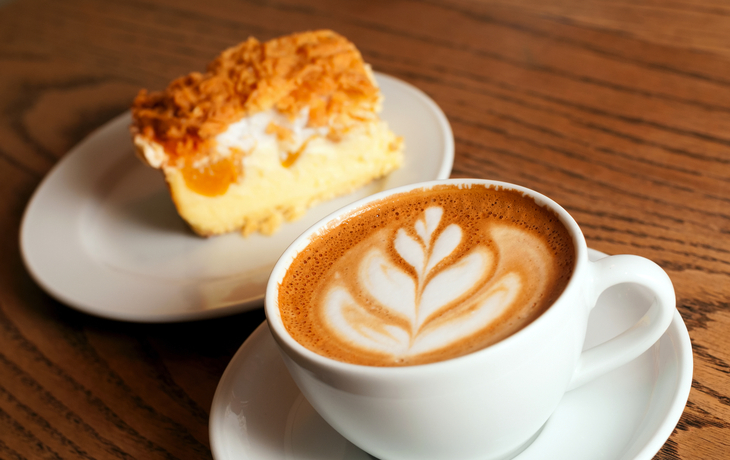 Cappuccinotasse mit Kuchen