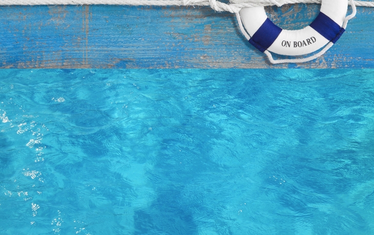 Maritimer Hintergrund mit Rettungsreifen