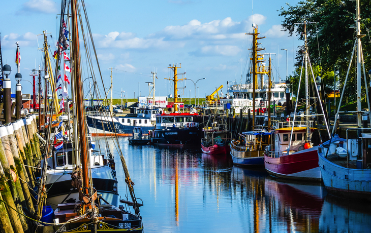 Büsumer Hafen bei blauen Himmel mit Wolken