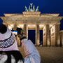 Touristin fotografiert das Brandenburger Tor