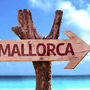 Mallorca Holzschild mit einem Strand im Hintergrund