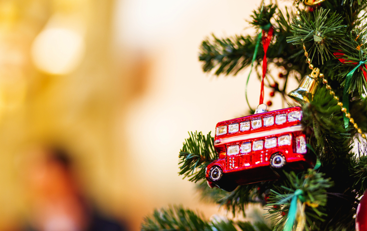 Tannenbaum mit Doppeldeckerbus