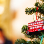Tannenbaum mit Doppeldeckerbus