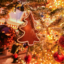 ein Weihnachtsbaum-Ingwerplätzchen schmückt einen echten Weihnachtsbaum