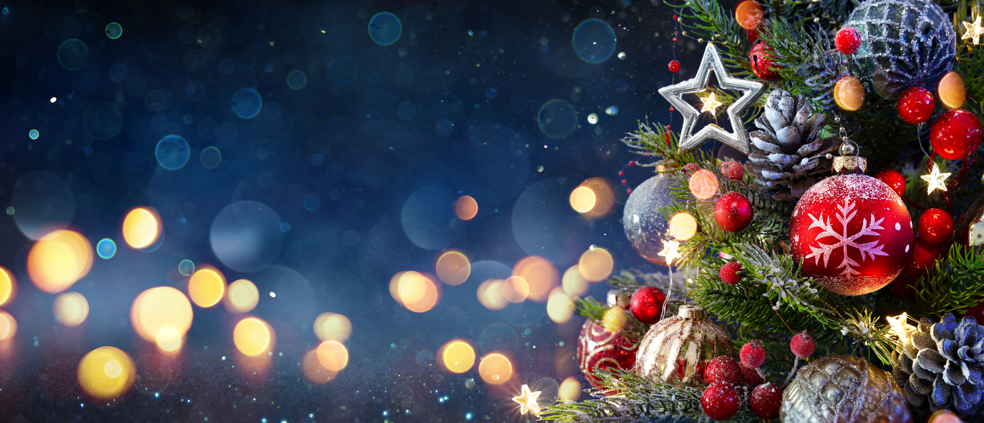 Weihnachtsbaum mit Kugeln und verschwommenen, glänzenden Lichtern