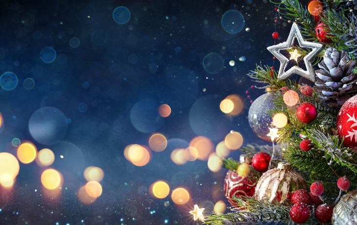 Weihnachtsbaum mit Kugeln und verschwommenen, glänzenden Lichtern
