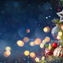 Weihnachtsbaum mit Kugeln und verschwommenen, glänzenden Lichtern
