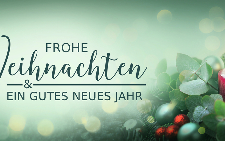 Weihnachtskarte - Grußkarte -  Frohe Weihnachten und ein gutes neues Jahr - Header, Banner, Panorama  -  Dekoration mit festlich geschmückter Kerze