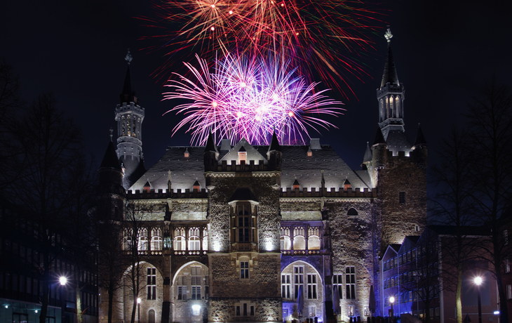 Aachen - Feuerwerk zu Silvester über dem Rathaus