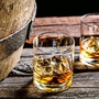 Glas Whisky in den alten Keller