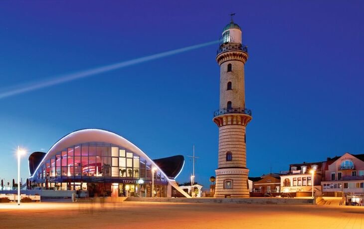 Blaue Stunde Warnemünde / Leuchtturm