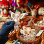 handgemachter Weihnachtsengel auf dem Weihnachtsmarkt