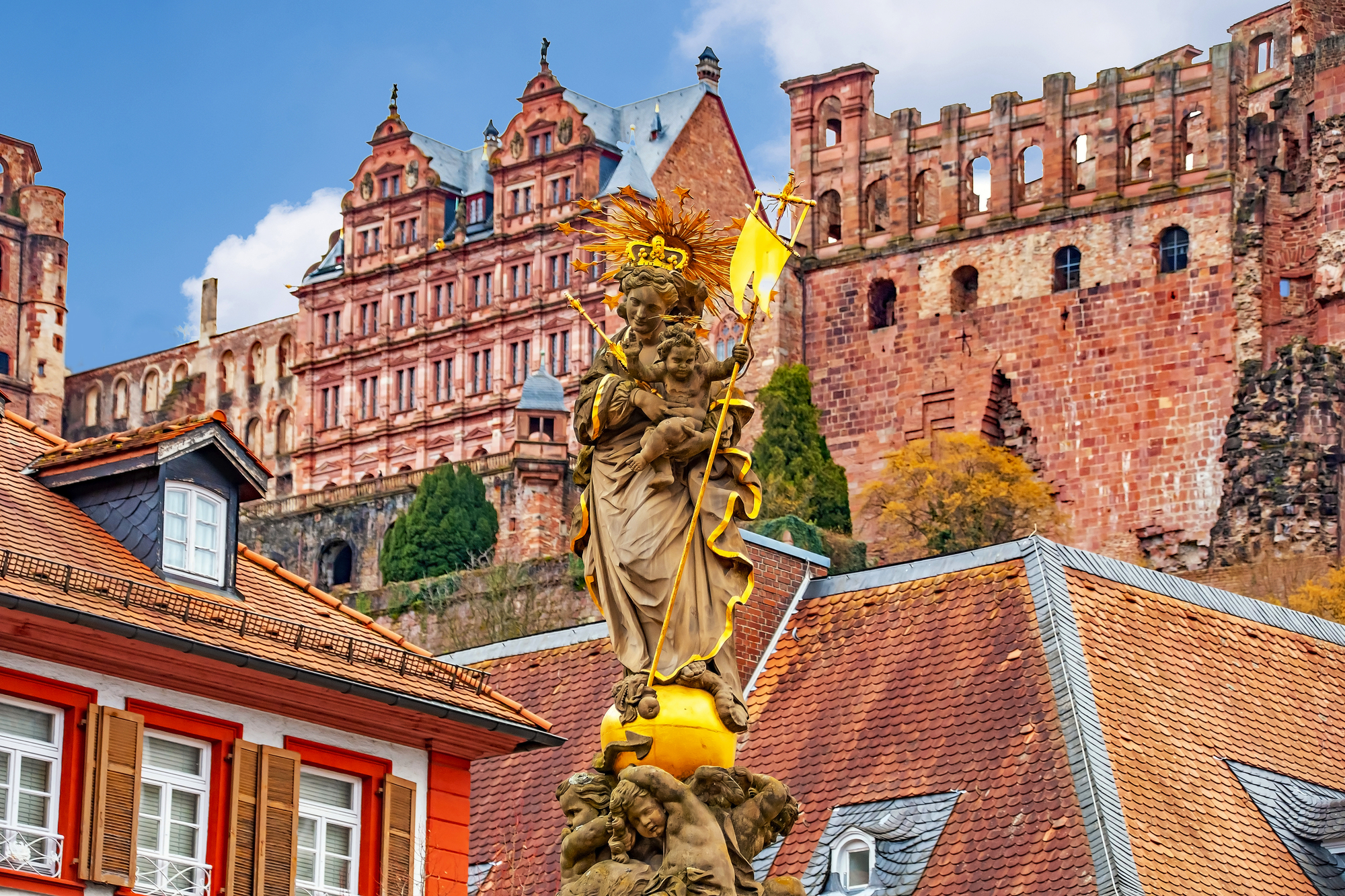 Statue der Madonna mit Kind in der Kornmarkt mit Heidelberger Schloss