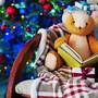 Teddy-Bär mit Buch und Geschenk-Boxen in Schaukelstuhl