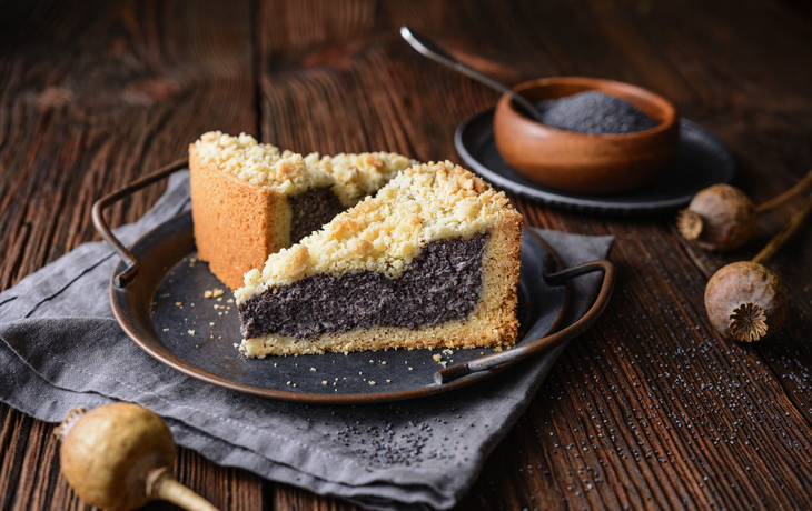Mohnkuchen mit knusprigen Streuseln belegt