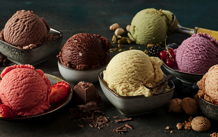 Sommerdessert aus handwerklich hergestelltem Eis