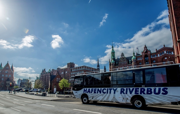 der HafenCity Riverbus: Hamburgs Amphibienfahrzeug