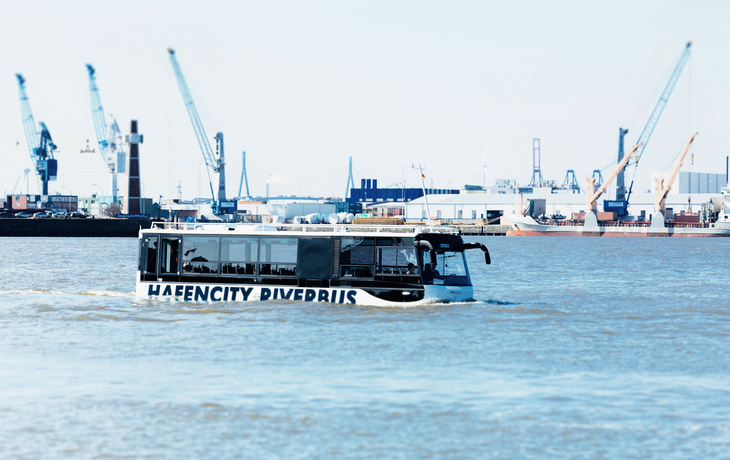 der HafenCity Riverbus: Hamburgs Amphibienfahrzeug