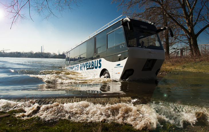 der HafenCity Riverbus: Hamburgs Amphibienfahrzeug